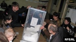 Украинанын Симферопол шаарындагы добуш берүү бекетинде. 2010-жылдын 17-январы.