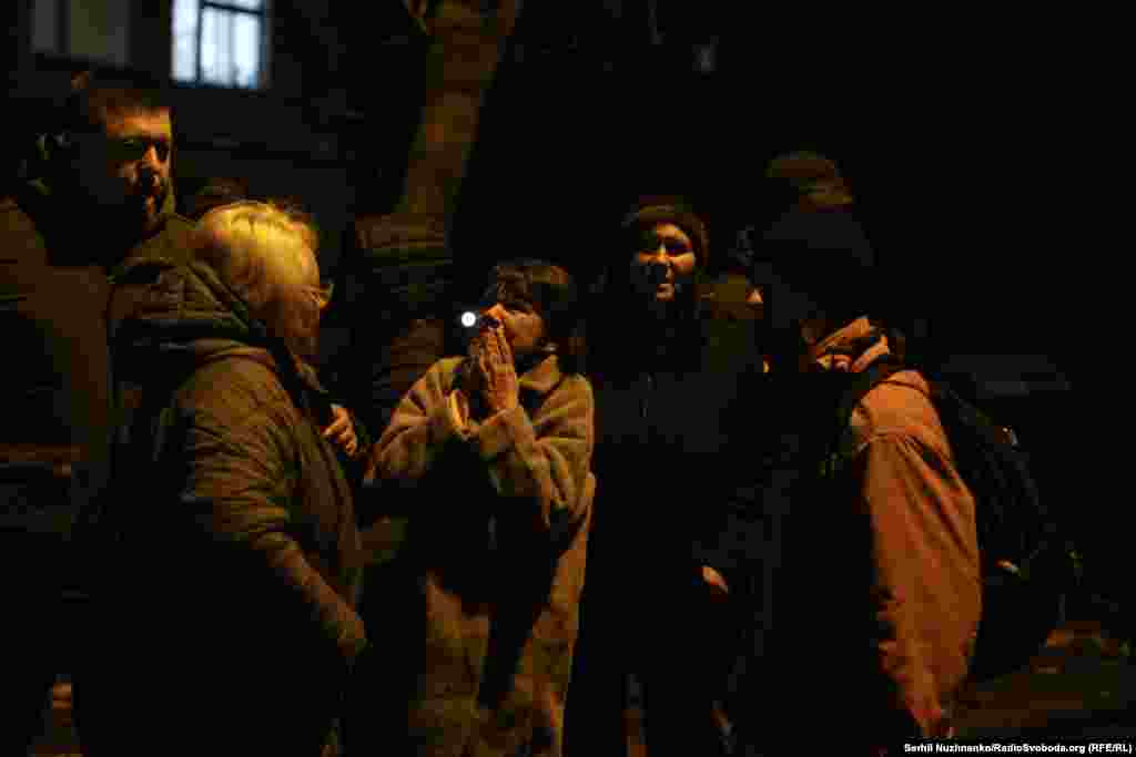 Станом на 6 ранку, рятувальники ліквідовували наслідки у 9 з 10 районів столиці, було відомо про одного загиблого та 25 постраждалих