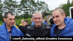 Зеленский уточнил, что домой вернулись защитники Мариуполя, участники боевых действий в Донецкой, Луганской, Харьковской и Херсонской областях