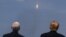 Mike Pence și Donald Trump la lansarea rachetei SpaceX Falcon, Cape Canaveral, Florida, 30 mai, 2020.