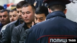 Орусиядагы мигранттарды текшерүү учурунда тартылган сүрөт. 