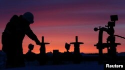 Мировые цены на нефть с начала года упали до более чем десялитетних минимумом