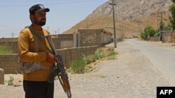 په بلوچستان کې یو سرتېری د سړک تر غاړې پهره ورکوي - د مې ۲۱مې انځور.