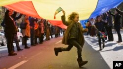 Mihai I nu a fost vreodată cel mai bogat om din țară. În România monarhică, existau multe familii bogate și destule mult mai bogate decât Familia Regală. Comunismul a sărăcit uniform și a propagat ideea că a fi bogat e ceva rău. (În imagine: Marș în onoarea Regelui Mihai, 2015)