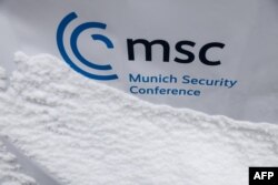 Zăpadă așternută pe logo-ul Conferinței de Securitate de la Munchen.