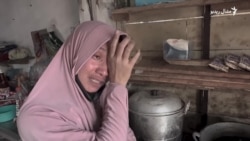 انډونیزیايي سېلاب ځپلي خټینو اوبو کې خوړو پخولو ته اړ شوي
