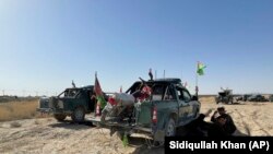 Vehiculele militare afgane, parcate în jurul orașului Kandahar în timpul luptelor dintre talibani și personalul de securitate afgan din orașul Kandahar, la sud-vest de Kabul, Afganistan. Fotografie realizată vineri, 13 august 2021.