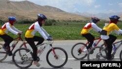 آرشیف، مسابقه بایسکلرانی دختران در بامیان. عکس جنبه تزئینی دارد