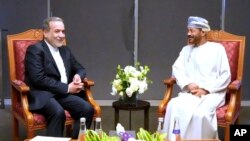 Ministrul iranian de Externe Seyed Abbas Araghchi s-a întâlnit înainte de întrevederea cu emisarul SUA, Steve Witkoff, cu ministrul de externe al Sultanatului Oman, Sayyid Badr al-Busaidi care găzduiește negocierile.
