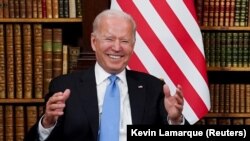 Джо Байден емоційно реагує на почуте під час зустрічі із Володимиром Путіним у Женеві. Швейцарія, 16 червня 2021 року