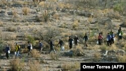 Жо Байден 2021-жылы кызматка киришкенден бери рекорддук сандагы иммигранттар АКШ-Мексика чек арасын мыйзамсыз кесип өткөнү тууралуу маалыматтар бар.