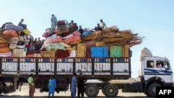 په چمن کې یوه افغانه کورنۍ له خپلې کډې سره سپین بولدک ته د اوښتو لپاره انتظار باسي - د اکتوبر ۱۳مې انځور.