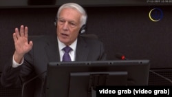 "Sećam se da sam video Tačija, jer je bio portparol. Bio je čist, dobro odeven, izgledao je zapadnije od ostalih... Bilo je jasno da on tamo nije bio glavni, da tamo nije komandovao", rekao je Klark prvog dana svedočenja.