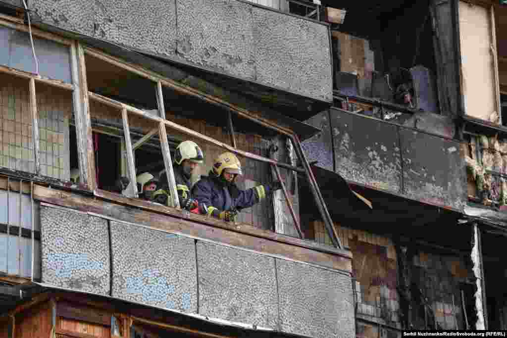 Рятувальники працюють в будинку. Через удар БпЛА там зайнялася пожежа.Як повідомили мешканці багатоповерхівки, серед загиблих – люди, які задихнулися, ховаючись у ванній. Офіційних підтверджень цій інформації немає