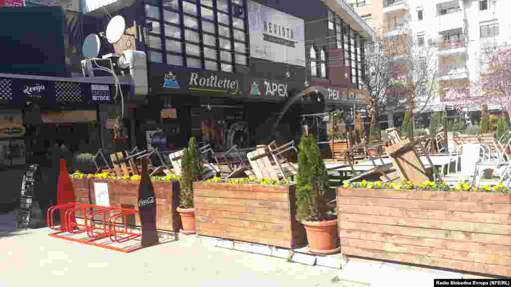 Затворени дуќани во трговскиот центар Лептокарија во Скопје