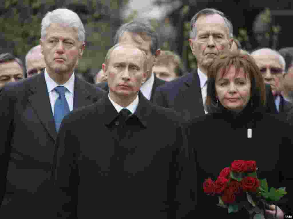 Vladimir Putin, soția sa Ludmila și foștii președinți Bill Clinton și George H. W. Bush la înmormântarea primului președinte al Rusiei Boris Elțîn, aprilie 2007