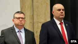 Председателят на КПКОНПИ в оставка Сотир Цацаров и главният прокурор Иван Гешев