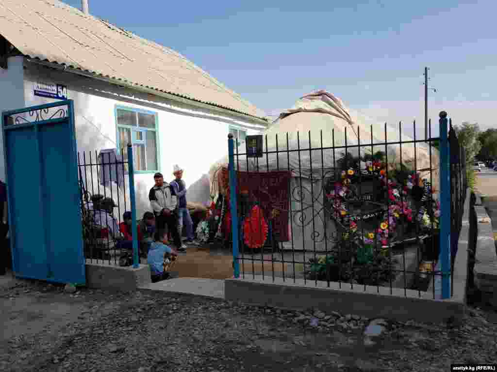 Уланбек Эгизбаев коомдогу курч маселелерди тайманбастан козгогон, Кыргызстандын коомчулугунун сүймөнчүгүнө айланган таланттуу иликтөөчү журналист болчу. Ал акыркы жылдары &quot;Азаттык&quot; радиосунун &ldquo;Ыңгайсыз суроолор&rdquo; сыналгы программасы үчүн коомдо зор талкуу жараткан бир катар орчундуу иликтөөлөрдү даярдап, обого алып чыккан.