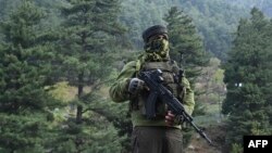 په پهلګام کې یو امنیتي سرتېری پهره ورکوي - د اپرېل ۲۳مې انځور.