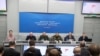 Roman Protasevici, prezentat de regimul Lukașenko la o conferință de presă în care autoritățile au prezentat propria versiune asupra deturnării avionului în care s-a aflat jurnalistul, cu el alături