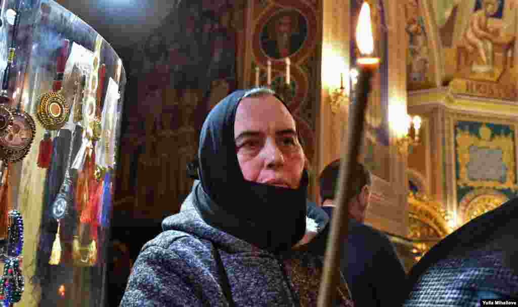 Благодатный огонь доставили из Иерусалима в Кишинев накануне православной Пасхи, 1 мая 2021