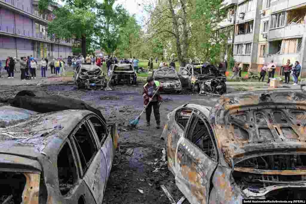 У Державній службі з надзвичайних ситуацій додали, що на місцях працювали 76 вогнеборців і 14 одиниць пожежно-рятувальної техніки