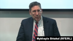 Джон Гербст, 5-й надзвичайний і повноважний посол США в Україні (2003-2006 рр.), директор Євразійського центру при Атлантичній раді США
