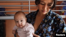 Орусиядагы мигрант эне убактылуу баш калкалоочу жайда, 2011-жыл. 