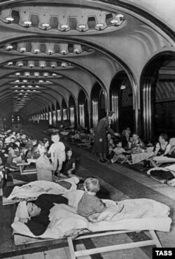 Civilii sovietici în stația de metrou Mayakovskaya, ascunzându-se de atacul german în august 1941.