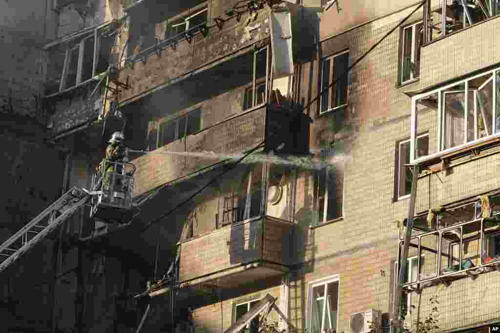 Рятувальники гасять пожежу в житловому будинку, який атакувала російська армія