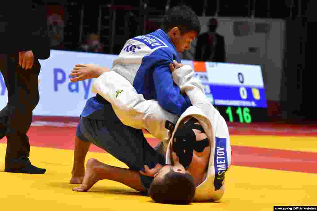 Кубанычбек Айбек уулу 20 жашта. 2019-жылы дзюдо боюнча жаштар арасында Азия жана Океания чемпионатынын, Азия кубогунун күмүш байгелеринин ээси болгон. Бул күнү Айбек уулунан сырткары дагы бир кыргыз дзюдочусу Артур Те 3-орун үчүн таймашта казак спортчусу Элдос Жумакановдон мөөрөйдү ала албай калды.