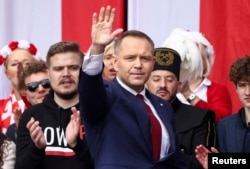 Кандидат у президенти Польщі Кароль Навроцький звертається до своїх прихильників у Варшаві, 25 травня 2025 року