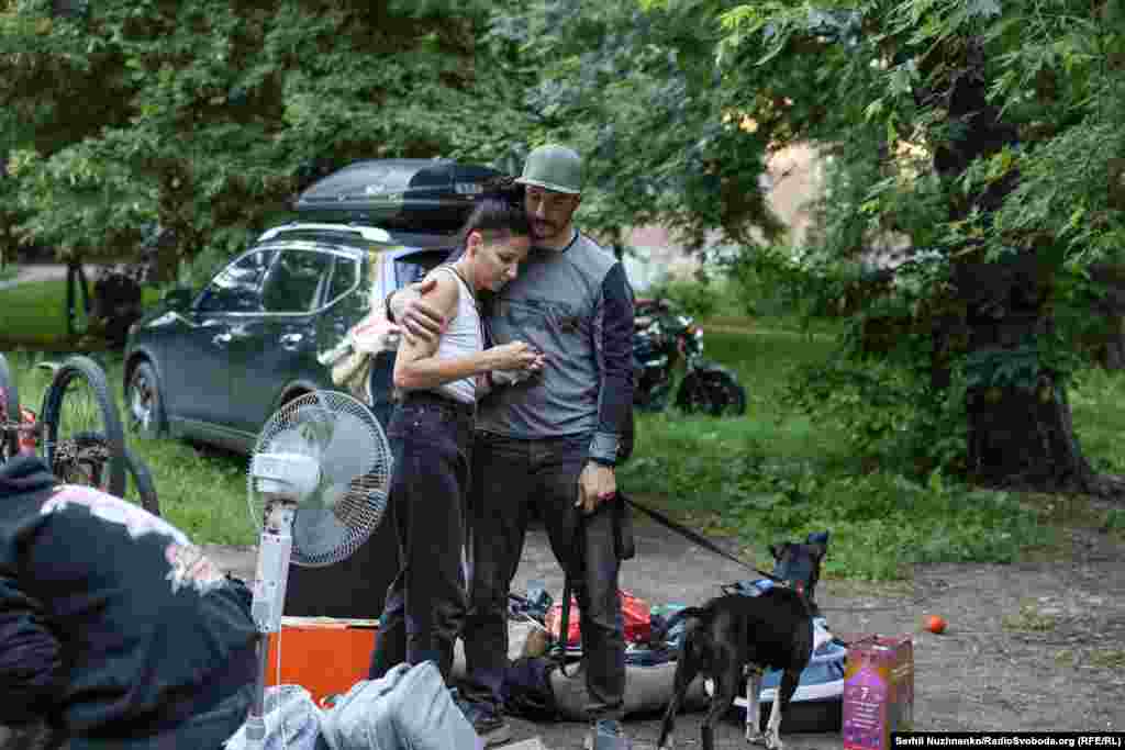Мешканці пошкодженої багатоповерхівки після російської повітряної атаки на Київ