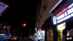 Прохожие снимают пролёт ракеты над Катаром, 23 июня