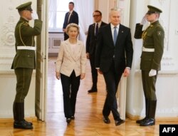 Президент Литви Гітанас Науседа та президентка Єврокомісії Урсула фон дер Ляєн під час церемонії приєднання мереж Балтії до мереж ЄС. Вільнюс, 9 лютого 2025 року