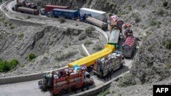 په خیبر کې تورخم ته پر تلونکي سړک د افغان کډوالو ګاډي ولاړ دي - د سېپټېمبر ۱۶مې انځور.