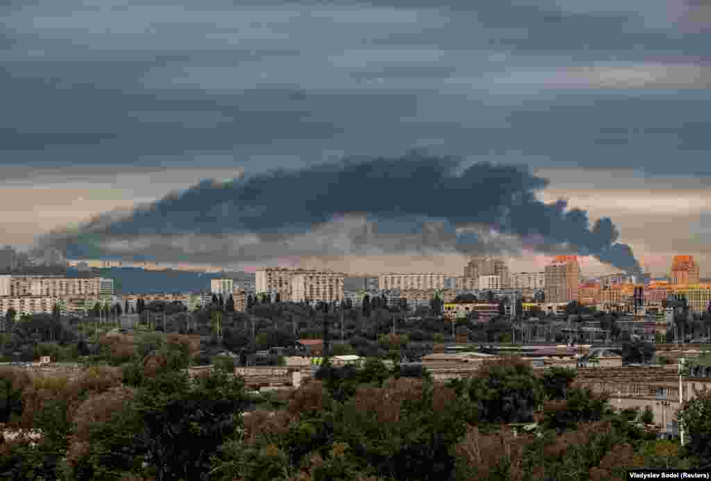 Керівництво Росії заперечує, що російська армія під час повномасштабної війни завдає цілеспрямованих ударів по цивільній інфраструктурі міст і сіл України, убиваючи цивільне населення і руйнуючи лікарні, школи, дитячі садочки, об’єкти енергетики та водозабезпечення.Українська влада і міжнародні організації кваліфікують ці удари як воєнні злочини Російської Федерації і наголошують, що вони мають цілеспрямований характер