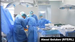 Лекари во операциона сала, архивска фотографија