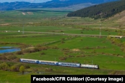 Trenurile au întârzieri și din cauza limitărilor de viteză impuse pe poduri și podețe, limitări care sunt necesare pentru a nu afecta aceste treceri construite în perioada comunistă.